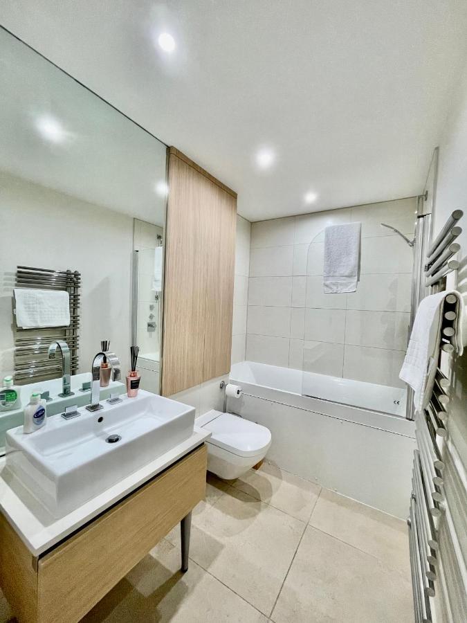 Gunwharf Quays Harbour Apartments ポーツマス エクステリア 写真