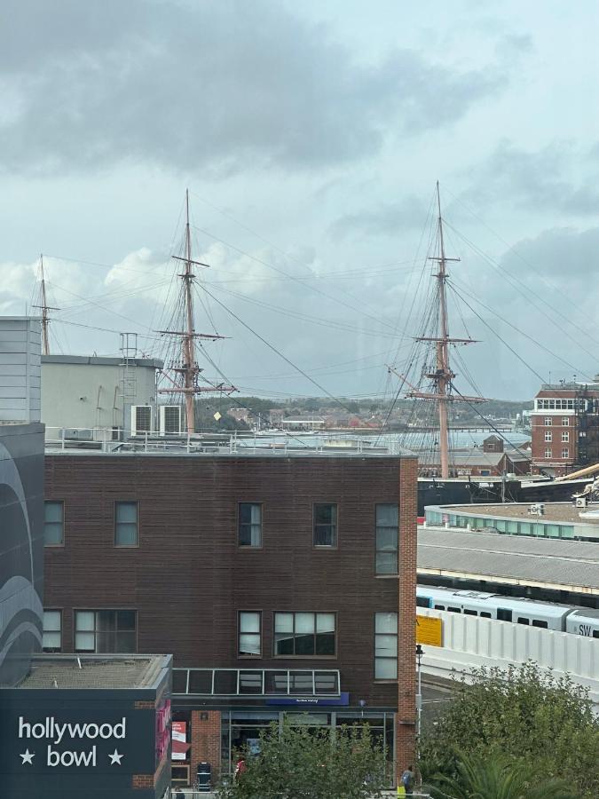 Gunwharf Quays Harbour Apartments ポーツマス エクステリア 写真