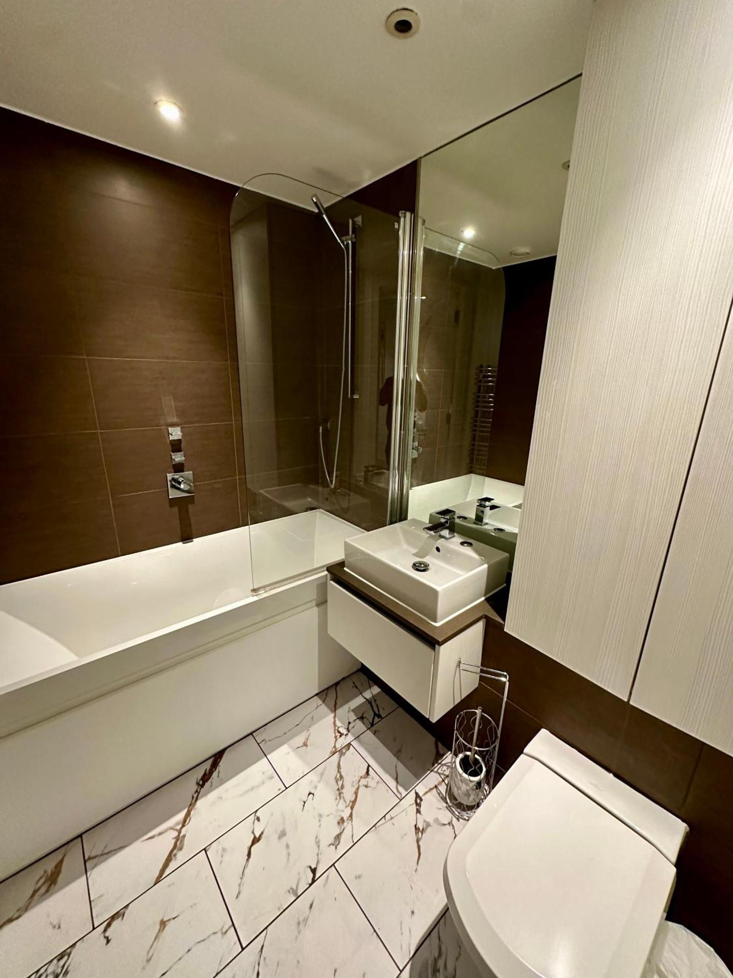 Gunwharf Quays Harbour Apartments ポーツマス エクステリア 写真