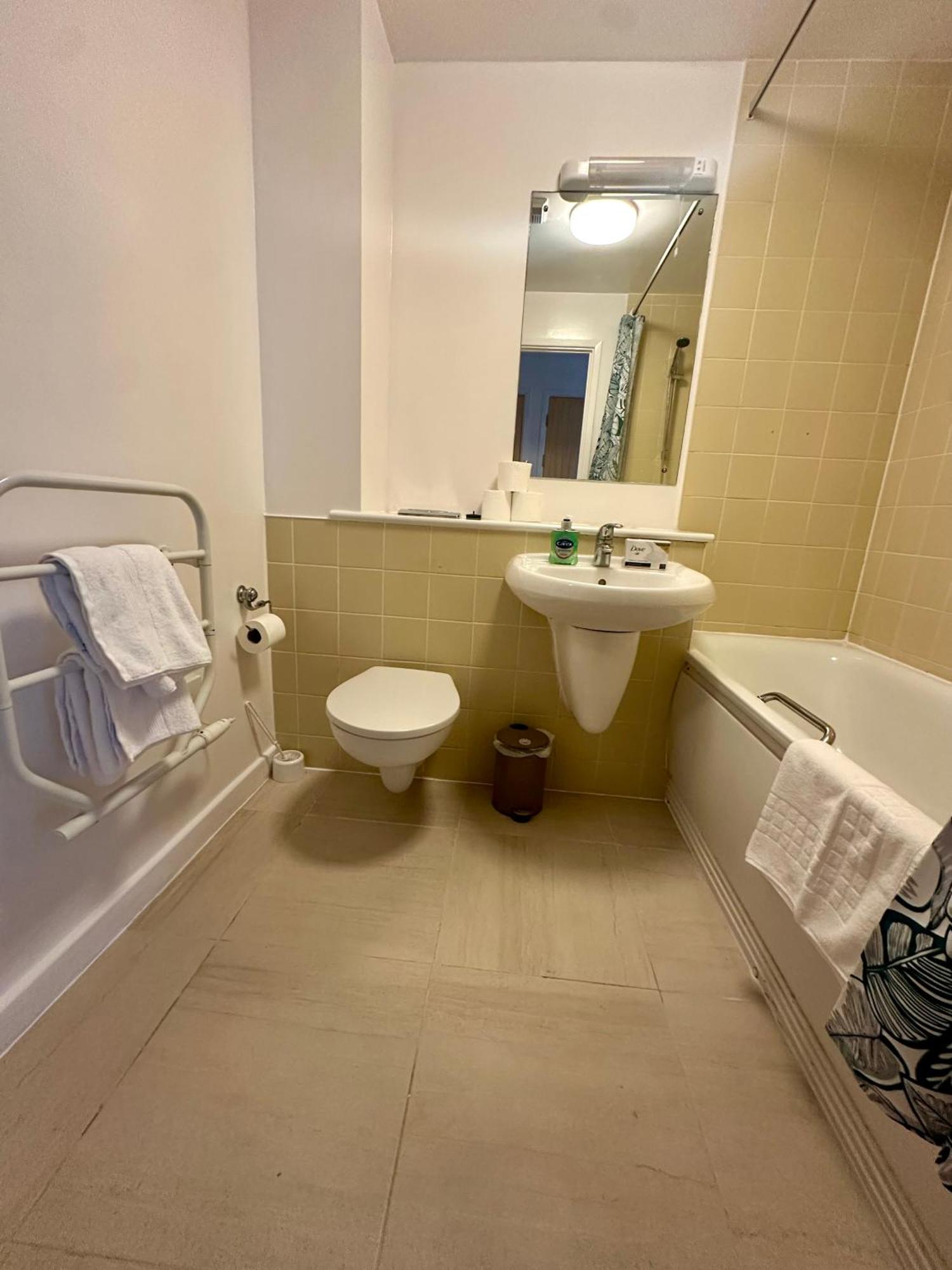 Gunwharf Quays Harbour Apartments ポーツマス エクステリア 写真