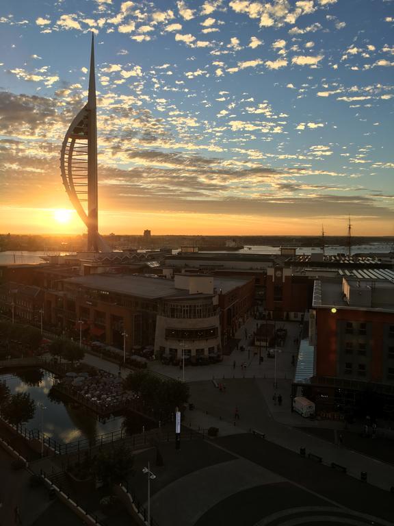 Gunwharf Quays Harbour Apartments ポーツマス エクステリア 写真