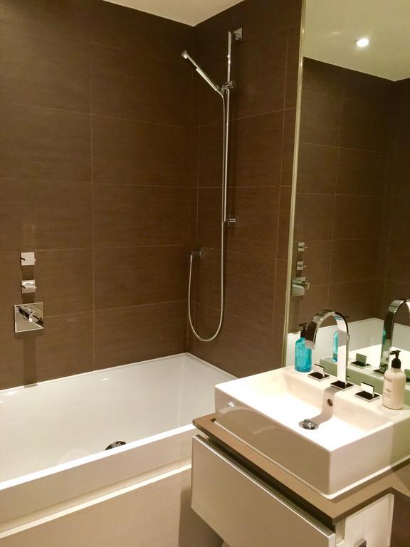 Gunwharf Quays Harbour Apartments ポーツマス エクステリア 写真